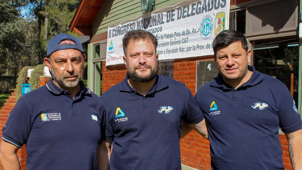 La Asociación del Personal Profesional y Jerárquico de Comercio realizó con éxito su 2do Congreso Nacional de Delegados el pasado miércoles 10 de septiembre en el predio de UPSA en Ezeiza, Buenos Aires. El encuentro reunió a representantes de todo el país con el objetivo de realizar un balance de gestión, trazar líneas de acción y fortalecer la organización interna de cara a un escenario económico complejo. El Congreso fue inaugurado por el Secretario General, Gastón Gallo, quien brindó un detallado balance de su gestión, destacando los avances alcanzados y el firme compromiso de la organización en la defensa de los derechos de los trabajadores frente a la difícil situación económica nacional. Seguidamente, se anunció la conformación de la lista Celeste y Blanca Unidad para las próximas elecciones internas del 24 de septiembre, donde se renovarán autoridades de la Comisión Directiva, Revisores de Cuenta y delegados Congresales, marcando un fuerte consenso y consolidación institucional. Durante la jornada, diversos secretarios expusieron sus áreas de trabajo. El Secretario Gremial, Martín Fonseca, enfatizó el crecimiento sostenido en la cantidad de afiliados y delegados, resaltando la relevancia de la participación activa en las CGT Regionales. Por su parte, el Secretario Adjunto, Ariel Giampaoletti, convocó a la organización a prepararse para la masiva elección de delegados que se llevará a cabo antes de fin de año en más de 100 establecimientos comerciales. También se informaron novedades en Turismo y Acción Social, a cargo de Valeria Vallejos, y se destacó el incremento en la calidad y cantidad de obsequios y beneficios para afiliados, presentado por el Secretario de la Juventud, Néstor Garcilazo. Tras un cuarto intermedio, el Congreso recibió a importantes invitados: Andrés Reveles, Viceministro de Trabajo de la Provincia de Buenos Aires; el abogado laboralista Hugo A. Moyano; y Octavio Argüello, Secretario General de la CGT. Los referentes brindaron su mirada sobre la coyuntura del país y coincidieron en la necesidad de que el movimiento obrero mantenga la unidad ante la adversidad. Asimismo, reconocieron el importante y sostenido crecimiento de la Asociación del Personal Profesional y Jerárquico de Comercio, destacando su rol esencial en la defensa del sector.
