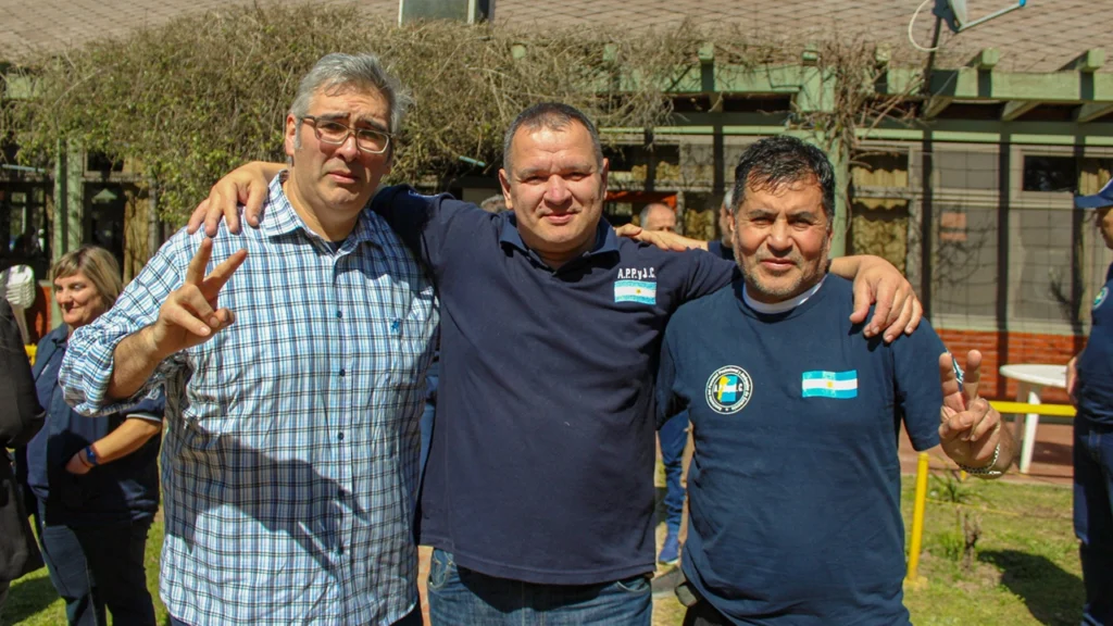 La Asociación del Personal Profesional y Jerárquico de Comercio realizó con éxito su 2do Congreso Nacional de Delegados el pasado miércoles 10 de septiembre en el predio de UPSA en Ezeiza, Buenos Aires. El encuentro reunió a representantes de todo el país con el objetivo de realizar un balance de gestión, trazar líneas de acción y fortalecer la organización interna de cara a un escenario económico complejo. El Congreso fue inaugurado por el Secretario General, Gastón Gallo, quien brindó un detallado balance de su gestión, destacando los avances alcanzados y el firme compromiso de la organización en la defensa de los derechos de los trabajadores frente a la difícil situación económica nacional. Seguidamente, se anunció la conformación de la lista Celeste y Blanca Unidad para las próximas elecciones internas del 24 de septiembre, donde se renovarán autoridades de la Comisión Directiva, Revisores de Cuenta y delegados Congresales, marcando un fuerte consenso y consolidación institucional. Durante la jornada, diversos secretarios expusieron sus áreas de trabajo. El Secretario Gremial, Martín Fonseca, enfatizó el crecimiento sostenido en la cantidad de afiliados y delegados, resaltando la relevancia de la participación activa en las CGT Regionales. Por su parte, el Secretario Adjunto, Ariel Giampaoletti, convocó a la organización a prepararse para la masiva elección de delegados que se llevará a cabo antes de fin de año en más de 100 establecimientos comerciales. También se informaron novedades en Turismo y Acción Social, a cargo de Valeria Vallejos, y se destacó el incremento en la calidad y cantidad de obsequios y beneficios para afiliados, presentado por el Secretario de la Juventud, Néstor Garcilazo. Tras un cuarto intermedio, el Congreso recibió a importantes invitados: Andrés Reveles, Viceministro de Trabajo de la Provincia de Buenos Aires; el abogado laboralista Hugo A. Moyano; y Octavio Argüello, Secretario General de la CGT. Los referentes brindaron su mirada sobre la coyuntura del país y coincidieron en la necesidad de que el movimiento obrero mantenga la unidad ante la adversidad. Asimismo, reconocieron el importante y sostenido crecimiento de la Asociación del Personal Profesional y Jerárquico de Comercio, destacando su rol esencial en la defensa del sector.