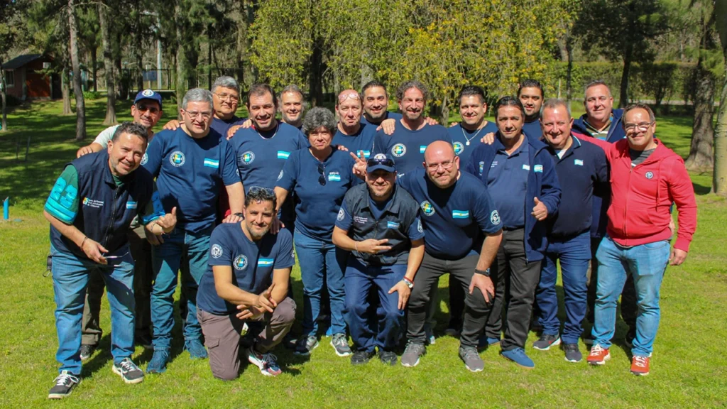 La Asociación del Personal Profesional y Jerárquico de Comercio realizó con éxito su 2do Congreso Nacional de Delegados el pasado miércoles 10 de septiembre en el predio de UPSA en Ezeiza, Buenos Aires. El encuentro reunió a representantes de todo el país con el objetivo de realizar un balance de gestión, trazar líneas de acción y fortalecer la organización interna de cara a un escenario económico complejo. El Congreso fue inaugurado por el Secretario General, Gastón Gallo, quien brindó un detallado balance de su gestión, destacando los avances alcanzados y el firme compromiso de la organización en la defensa de los derechos de los trabajadores frente a la difícil situación económica nacional. Seguidamente, se anunció la conformación de la lista Celeste y Blanca Unidad para las próximas elecciones internas del 24 de septiembre, donde se renovarán autoridades de la Comisión Directiva, Revisores de Cuenta y delegados Congresales, marcando un fuerte consenso y consolidación institucional. Durante la jornada, diversos secretarios expusieron sus áreas de trabajo. El Secretario Gremial, Martín Fonseca, enfatizó el crecimiento sostenido en la cantidad de afiliados y delegados, resaltando la relevancia de la participación activa en las CGT Regionales. Por su parte, el Secretario Adjunto, Ariel Giampaoletti, convocó a la organización a prepararse para la masiva elección de delegados que se llevará a cabo antes de fin de año en más de 100 establecimientos comerciales. También se informaron novedades en Turismo y Acción Social, a cargo de Valeria Vallejos, y se destacó el incremento en la calidad y cantidad de obsequios y beneficios para afiliados, presentado por el Secretario de la Juventud, Néstor Garcilazo. Tras un cuarto intermedio, el Congreso recibió a importantes invitados: Andrés Reveles, Viceministro de Trabajo de la Provincia de Buenos Aires; el abogado laboralista Hugo A. Moyano; y Octavio Argüello, Secretario General de la CGT. Los referentes brindaron su mirada sobre la coyuntura del país y coincidieron en la necesidad de que el movimiento obrero mantenga la unidad ante la adversidad. Asimismo, reconocieron el importante y sostenido crecimiento de la Asociación del Personal Profesional y Jerárquico de Comercio, destacando su rol esencial en la defensa del sector.