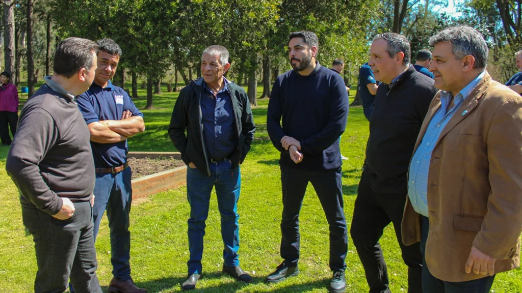 La Asociación del Personal Profesional y Jerárquico de Comercio realizó con éxito su 2do Congreso Nacional de Delegados el pasado miércoles 10 de septiembre en el predio de UPSA en Ezeiza, Buenos Aires. El encuentro reunió a representantes de todo el país con el objetivo de realizar un balance de gestión, trazar líneas de acción y fortalecer la organización interna de cara a un escenario económico complejo. El Congreso fue inaugurado por el Secretario General, Gastón Gallo, quien brindó un detallado balance de su gestión, destacando los avances alcanzados y el firme compromiso de la organización en la defensa de los derechos de los trabajadores frente a la difícil situación económica nacional. Seguidamente, se anunció la conformación de la lista Celeste y Blanca Unidad para las próximas elecciones internas del 24 de septiembre, donde se renovarán autoridades de la Comisión Directiva, Revisores de Cuenta y delegados Congresales, marcando un fuerte consenso y consolidación institucional. Durante la jornada, diversos secretarios expusieron sus áreas de trabajo. El Secretario Gremial, Martín Fonseca, enfatizó el crecimiento sostenido en la cantidad de afiliados y delegados, resaltando la relevancia de la participación activa en las CGT Regionales. Por su parte, el Secretario Adjunto, Ariel Giampaoletti, convocó a la organización a prepararse para la masiva elección de delegados que se llevará a cabo antes de fin de año en más de 100 establecimientos comerciales. También se informaron novedades en Turismo y Acción Social, a cargo de Valeria Vallejos, y se destacó el incremento en la calidad y cantidad de obsequios y beneficios para afiliados, presentado por el Secretario de la Juventud, Néstor Garcilazo. Tras un cuarto intermedio, el Congreso recibió a importantes invitados: Andrés Reveles, Viceministro de Trabajo de la Provincia de Buenos Aires; el abogado laboralista Hugo A. Moyano; y Octavio Argüello, Secretario General de la CGT. Los referentes brindaron su mirada sobre la coyuntura del país y coincidieron en la necesidad de que el movimiento obrero mantenga la unidad ante la adversidad. Asimismo, reconocieron el importante y sostenido crecimiento de la Asociación del Personal Profesional y Jerárquico de Comercio, destacando su rol esencial en la defensa del sector.
