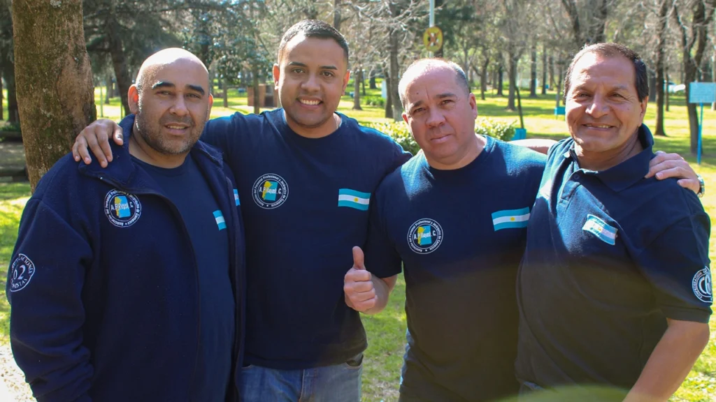 La Asociación del Personal Profesional y Jerárquico de Comercio realizó con éxito su 2do Congreso Nacional de Delegados el pasado miércoles 10 de septiembre en el predio de UPSA en Ezeiza, Buenos Aires. El encuentro reunió a representantes de todo el país con el objetivo de realizar un balance de gestión, trazar líneas de acción y fortalecer la organización interna de cara a un escenario económico complejo. El Congreso fue inaugurado por el Secretario General, Gastón Gallo, quien brindó un detallado balance de su gestión, destacando los avances alcanzados y el firme compromiso de la organización en la defensa de los derechos de los trabajadores frente a la difícil situación económica nacional. Seguidamente, se anunció la conformación de la lista Celeste y Blanca Unidad para las próximas elecciones internas del 24 de septiembre, donde se renovarán autoridades de la Comisión Directiva, Revisores de Cuenta y delegados Congresales, marcando un fuerte consenso y consolidación institucional. Durante la jornada, diversos secretarios expusieron sus áreas de trabajo. El Secretario Gremial, Martín Fonseca, enfatizó el crecimiento sostenido en la cantidad de afiliados y delegados, resaltando la relevancia de la participación activa en las CGT Regionales. Por su parte, el Secretario Adjunto, Ariel Giampaoletti, convocó a la organización a prepararse para la masiva elección de delegados que se llevará a cabo antes de fin de año en más de 100 establecimientos comerciales. También se informaron novedades en Turismo y Acción Social, a cargo de Valeria Vallejos, y se destacó el incremento en la calidad y cantidad de obsequios y beneficios para afiliados, presentado por el Secretario de la Juventud, Néstor Garcilazo. Tras un cuarto intermedio, el Congreso recibió a importantes invitados: Andrés Reveles, Viceministro de Trabajo de la Provincia de Buenos Aires; el abogado laboralista Hugo A. Moyano; y Octavio Argüello, Secretario General de la CGT. Los referentes brindaron su mirada sobre la coyuntura del país y coincidieron en la necesidad de que el movimiento obrero mantenga la unidad ante la adversidad. Asimismo, reconocieron el importante y sostenido crecimiento de la Asociación del Personal Profesional y Jerárquico de Comercio, destacando su rol esencial en la defensa del sector.