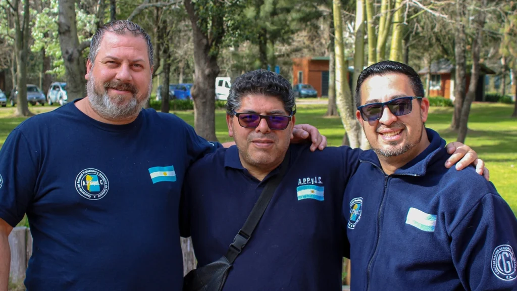 La Asociación del Personal Profesional y Jerárquico de Comercio realizó con éxito su 2do Congreso Nacional de Delegados el pasado miércoles 10 de septiembre en el predio de UPSA en Ezeiza, Buenos Aires. El encuentro reunió a representantes de todo el país con el objetivo de realizar un balance de gestión, trazar líneas de acción y fortalecer la organización interna de cara a un escenario económico complejo. El Congreso fue inaugurado por el Secretario General, Gastón Gallo, quien brindó un detallado balance de su gestión, destacando los avances alcanzados y el firme compromiso de la organización en la defensa de los derechos de los trabajadores frente a la difícil situación económica nacional. Seguidamente, se anunció la conformación de la lista Celeste y Blanca Unidad para las próximas elecciones internas del 24 de septiembre, donde se renovarán autoridades de la Comisión Directiva, Revisores de Cuenta y delegados Congresales, marcando un fuerte consenso y consolidación institucional. Durante la jornada, diversos secretarios expusieron sus áreas de trabajo. El Secretario Gremial, Martín Fonseca, enfatizó el crecimiento sostenido en la cantidad de afiliados y delegados, resaltando la relevancia de la participación activa en las CGT Regionales. Por su parte, el Secretario Adjunto, Ariel Giampaoletti, convocó a la organización a prepararse para la masiva elección de delegados que se llevará a cabo antes de fin de año en más de 100 establecimientos comerciales. También se informaron novedades en Turismo y Acción Social, a cargo de Valeria Vallejos, y se destacó el incremento en la calidad y cantidad de obsequios y beneficios para afiliados, presentado por el Secretario de la Juventud, Néstor Garcilazo. Tras un cuarto intermedio, el Congreso recibió a importantes invitados: Andrés Reveles, Viceministro de Trabajo de la Provincia de Buenos Aires; el abogado laboralista Hugo A. Moyano; y Octavio Argüello, Secretario General de la CGT. Los referentes brindaron su mirada sobre la coyuntura del país y coincidieron en la necesidad de que el movimiento obrero mantenga la unidad ante la adversidad. Asimismo, reconocieron el importante y sostenido crecimiento de la Asociación del Personal Profesional y Jerárquico de Comercio, destacando su rol esencial en la defensa del sector.