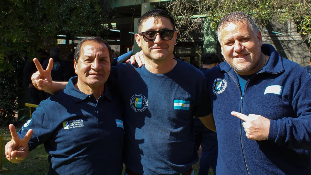 La Asociación del Personal Profesional y Jerárquico de Comercio realizó con éxito su 2do Congreso Nacional de Delegados el pasado miércoles 10 de septiembre en el predio de UPSA en Ezeiza, Buenos Aires. El encuentro reunió a representantes de todo el país con el objetivo de realizar un balance de gestión, trazar líneas de acción y fortalecer la organización interna de cara a un escenario económico complejo. El Congreso fue inaugurado por el Secretario General, Gastón Gallo, quien brindó un detallado balance de su gestión, destacando los avances alcanzados y el firme compromiso de la organización en la defensa de los derechos de los trabajadores frente a la difícil situación económica nacional. Seguidamente, se anunció la conformación de la lista Celeste y Blanca Unidad para las próximas elecciones internas del 24 de septiembre, donde se renovarán autoridades de la Comisión Directiva, Revisores de Cuenta y delegados Congresales, marcando un fuerte consenso y consolidación institucional. Durante la jornada, diversos secretarios expusieron sus áreas de trabajo. El Secretario Gremial, Martín Fonseca, enfatizó el crecimiento sostenido en la cantidad de afiliados y delegados, resaltando la relevancia de la participación activa en las CGT Regionales. Por su parte, el Secretario Adjunto, Ariel Giampaoletti, convocó a la organización a prepararse para la masiva elección de delegados que se llevará a cabo antes de fin de año en más de 100 establecimientos comerciales. También se informaron novedades en Turismo y Acción Social, a cargo de Valeria Vallejos, y se destacó el incremento en la calidad y cantidad de obsequios y beneficios para afiliados, presentado por el Secretario de la Juventud, Néstor Garcilazo. Tras un cuarto intermedio, el Congreso recibió a importantes invitados: Andrés Reveles, Viceministro de Trabajo de la Provincia de Buenos Aires; el abogado laboralista Hugo A. Moyano; y Octavio Argüello, Secretario General de la CGT. Los referentes brindaron su mirada sobre la coyuntura del país y coincidieron en la necesidad de que el movimiento obrero mantenga la unidad ante la adversidad. Asimismo, reconocieron el importante y sostenido crecimiento de la Asociación del Personal Profesional y Jerárquico de Comercio, destacando su rol esencial en la defensa del sector.