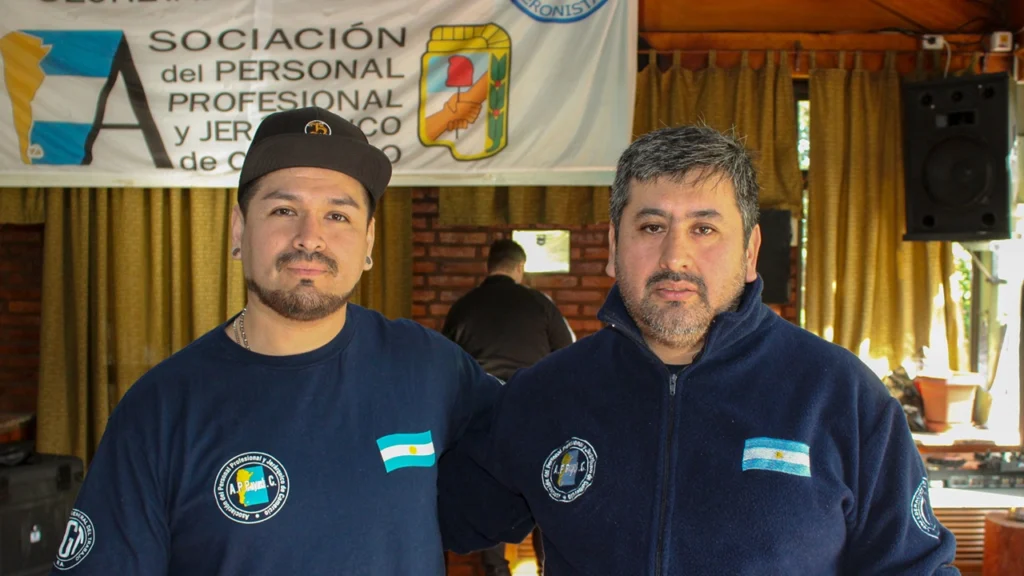 La Asociación del Personal Profesional y Jerárquico de Comercio realizó con éxito su 2do Congreso Nacional de Delegados el pasado miércoles 10 de septiembre en el predio de UPSA en Ezeiza, Buenos Aires. El encuentro reunió a representantes de todo el país con el objetivo de realizar un balance de gestión, trazar líneas de acción y fortalecer la organización interna de cara a un escenario económico complejo. El Congreso fue inaugurado por el Secretario General, Gastón Gallo, quien brindó un detallado balance de su gestión, destacando los avances alcanzados y el firme compromiso de la organización en la defensa de los derechos de los trabajadores frente a la difícil situación económica nacional. Seguidamente, se anunció la conformación de la lista Celeste y Blanca Unidad para las próximas elecciones internas del 24 de septiembre, donde se renovarán autoridades de la Comisión Directiva, Revisores de Cuenta y delegados Congresales, marcando un fuerte consenso y consolidación institucional. Durante la jornada, diversos secretarios expusieron sus áreas de trabajo. El Secretario Gremial, Martín Fonseca, enfatizó el crecimiento sostenido en la cantidad de afiliados y delegados, resaltando la relevancia de la participación activa en las CGT Regionales. Por su parte, el Secretario Adjunto, Ariel Giampaoletti, convocó a la organización a prepararse para la masiva elección de delegados que se llevará a cabo antes de fin de año en más de 100 establecimientos comerciales. También se informaron novedades en Turismo y Acción Social, a cargo de Valeria Vallejos, y se destacó el incremento en la calidad y cantidad de obsequios y beneficios para afiliados, presentado por el Secretario de la Juventud, Néstor Garcilazo. Tras un cuarto intermedio, el Congreso recibió a importantes invitados: Andrés Reveles, Viceministro de Trabajo de la Provincia de Buenos Aires; el abogado laboralista Hugo A. Moyano; y Octavio Argüello, Secretario General de la CGT. Los referentes brindaron su mirada sobre la coyuntura del país y coincidieron en la necesidad de que el movimiento obrero mantenga la unidad ante la adversidad. Asimismo, reconocieron el importante y sostenido crecimiento de la Asociación del Personal Profesional y Jerárquico de Comercio, destacando su rol esencial en la defensa del sector.