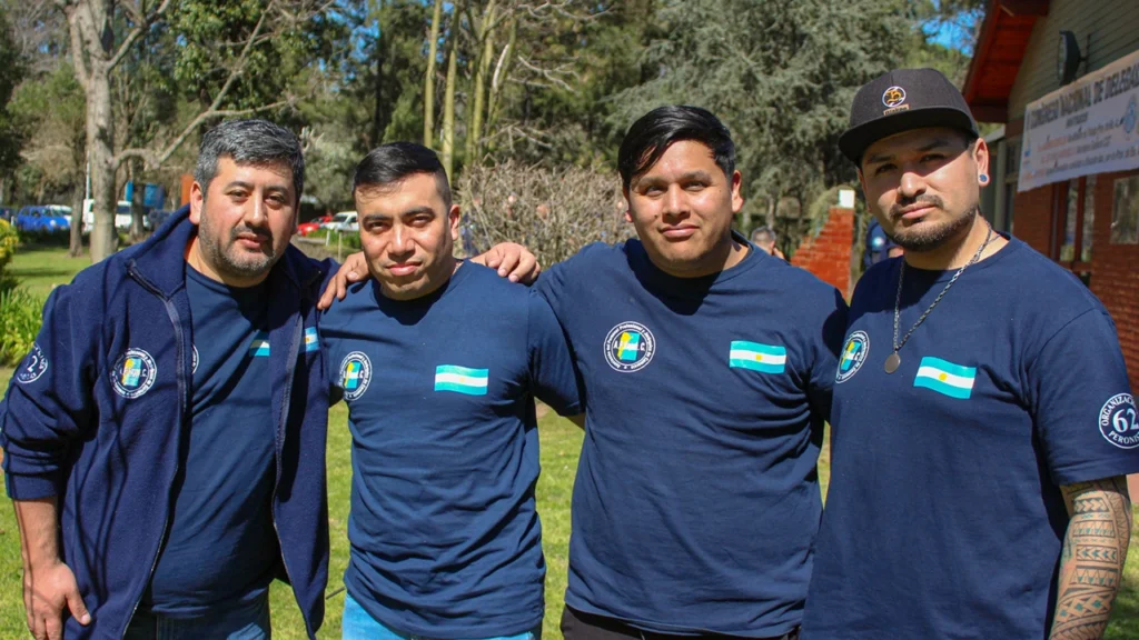 La Asociación del Personal Profesional y Jerárquico de Comercio realizó con éxito su 2do Congreso Nacional de Delegados el pasado miércoles 10 de septiembre en el predio de UPSA en Ezeiza, Buenos Aires. El encuentro reunió a representantes de todo el país con el objetivo de realizar un balance de gestión, trazar líneas de acción y fortalecer la organización interna de cara a un escenario económico complejo. El Congreso fue inaugurado por el Secretario General, Gastón Gallo, quien brindó un detallado balance de su gestión, destacando los avances alcanzados y el firme compromiso de la organización en la defensa de los derechos de los trabajadores frente a la difícil situación económica nacional. Seguidamente, se anunció la conformación de la lista Celeste y Blanca Unidad para las próximas elecciones internas del 24 de septiembre, donde se renovarán autoridades de la Comisión Directiva, Revisores de Cuenta y delegados Congresales, marcando un fuerte consenso y consolidación institucional. Durante la jornada, diversos secretarios expusieron sus áreas de trabajo. El Secretario Gremial, Martín Fonseca, enfatizó el crecimiento sostenido en la cantidad de afiliados y delegados, resaltando la relevancia de la participación activa en las CGT Regionales. Por su parte, el Secretario Adjunto, Ariel Giampaoletti, convocó a la organización a prepararse para la masiva elección de delegados que se llevará a cabo antes de fin de año en más de 100 establecimientos comerciales. También se informaron novedades en Turismo y Acción Social, a cargo de Valeria Vallejos, y se destacó el incremento en la calidad y cantidad de obsequios y beneficios para afiliados, presentado por el Secretario de la Juventud, Néstor Garcilazo. Tras un cuarto intermedio, el Congreso recibió a importantes invitados: Andrés Reveles, Viceministro de Trabajo de la Provincia de Buenos Aires; el abogado laboralista Hugo A. Moyano; y Octavio Argüello, Secretario General de la CGT. Los referentes brindaron su mirada sobre la coyuntura del país y coincidieron en la necesidad de que el movimiento obrero mantenga la unidad ante la adversidad. Asimismo, reconocieron el importante y sostenido crecimiento de la Asociación del Personal Profesional y Jerárquico de Comercio, destacando su rol esencial en la defensa del sector.